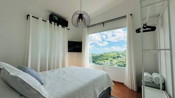 2 bedrooms, iron/ironing board, WiFi