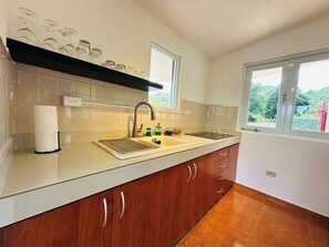 Kühlschrank, Mikrowelle, Herdplatte, Wasserkocher mit Kaffee-/Teezubehör