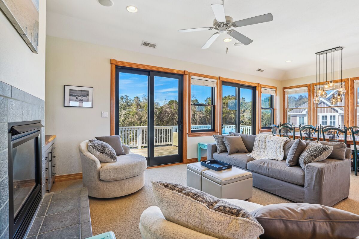 電視、壁爐、DVD 播放機