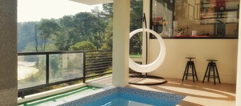 Charming 5-bedroom Villa in Baguio with Heated Dipping Pool :Glass & Green Perch