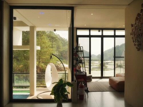 Charming 5-bedroom Villa in Baguio with Heated Dipping Pool :Glass & Green Perch