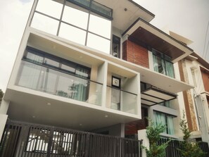 Exterior - Charming 5-bedroom Villa in Baguio with Heated Dipping Pool :Glass & Green Perch (Baguio)