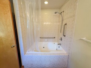 Dusche, Whirlpool, HandtĂŒcher