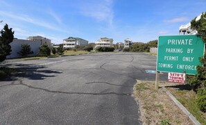 Un espace de stationnement privé, signalé par un panneau indiquant qu’il est réservé aux véhicules munis d’un permis et que le stationnement illégal est passible d’enlèvement.