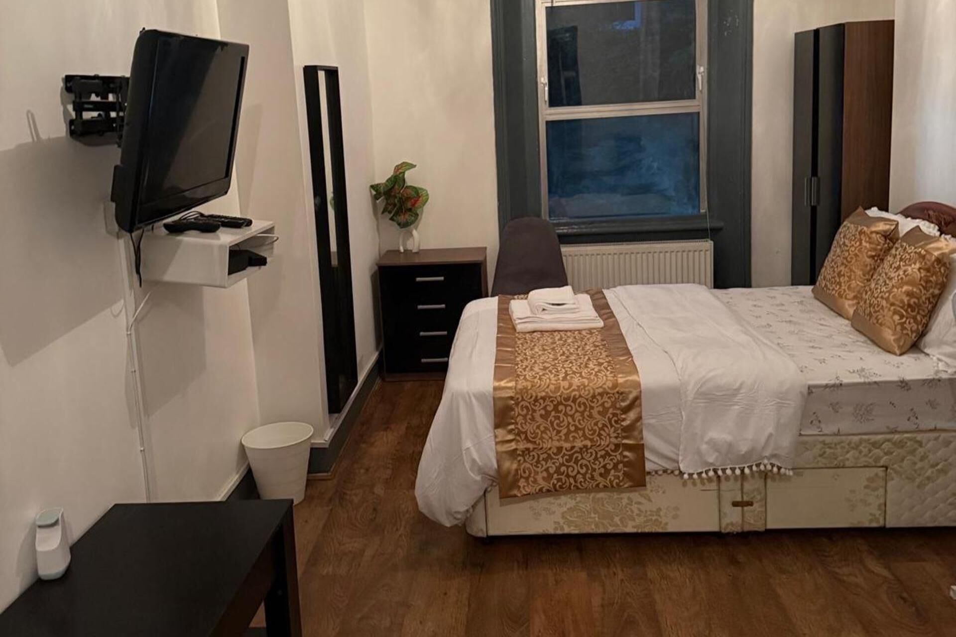 5 bedrooms, free WiFi, bed sheets