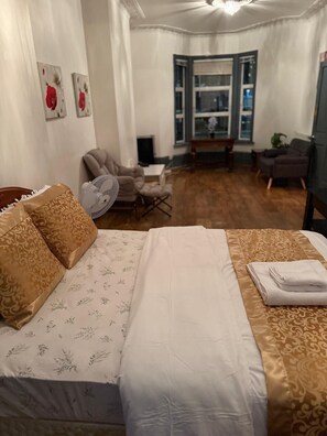 5 bedrooms, free WiFi, bed sheets