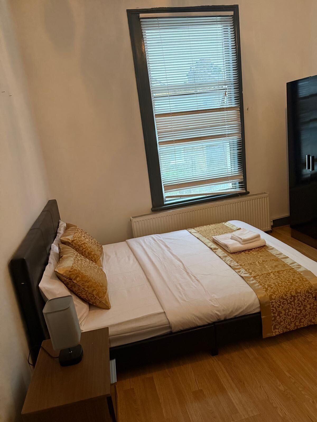 5 bilik tidur, Wi-fi percuma, cadar katil 