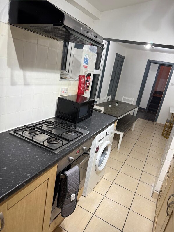 ثلاجة، ميكروويف، فرن، موقد طهي مسطح