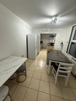 Dining - Cozy London House Retreat (London)