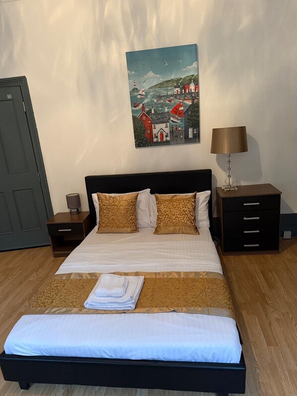 5 bedrooms, free WiFi, bed sheets