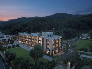 A modern hotel with multiple floors, arched windows, and a well-maintained garden. - Country Retreats-Guangzhou Bella vita manor (Guangzhou)