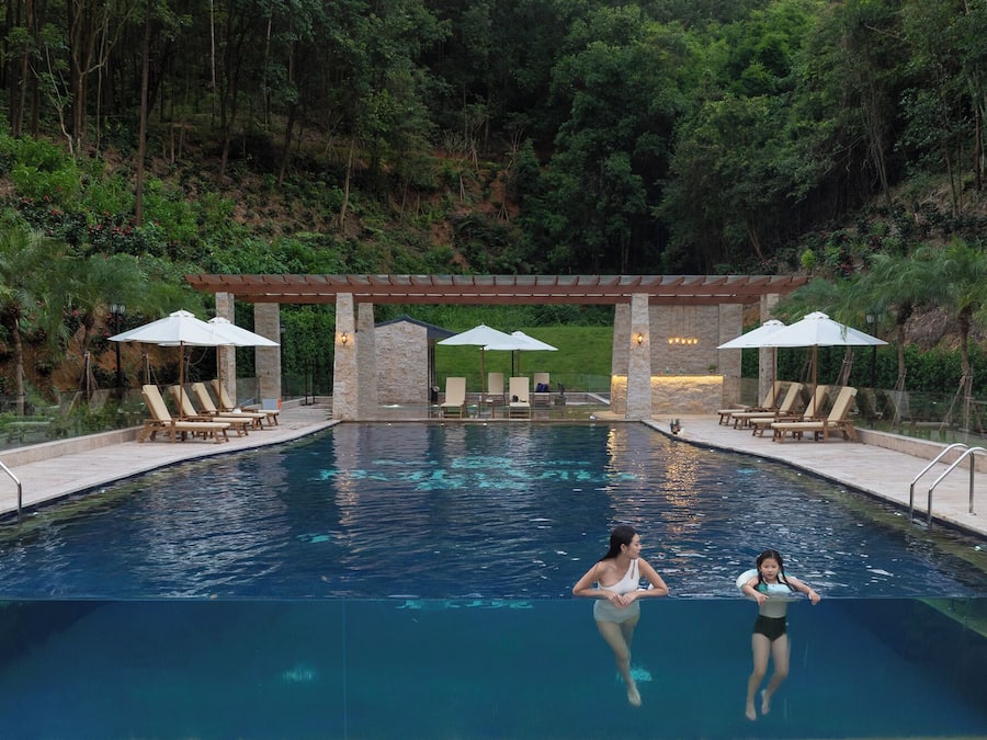 Piscina externa, funciona das 8h30 às 20h, espreguiçadeiras