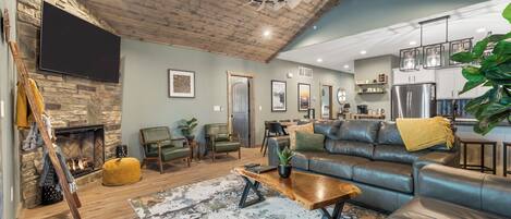 Een smart-tv, een open haard en een dvd-speler