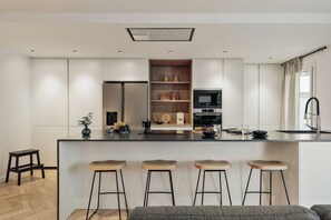 Kjøleskap, mikrobølgeovn, ovn og kokeplater