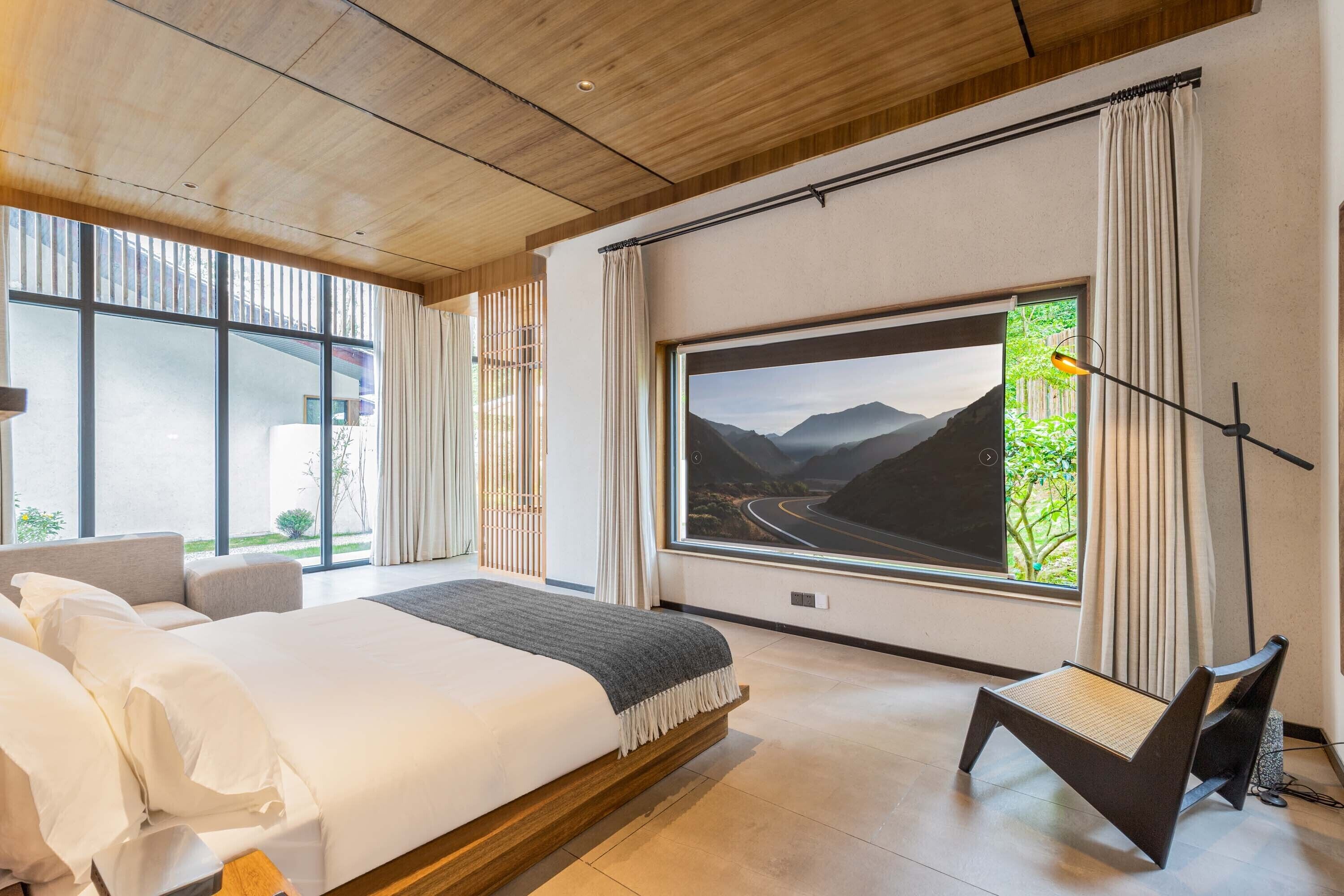 Suite Khas, pemandangan bukit | Meja kerja, ruang kerja ramah laptop, dan tirai kedap cahaya