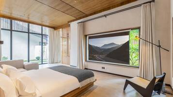 Signature Suite, Hill View | Desk, laptop workspace, blackout drapes, soundproofing