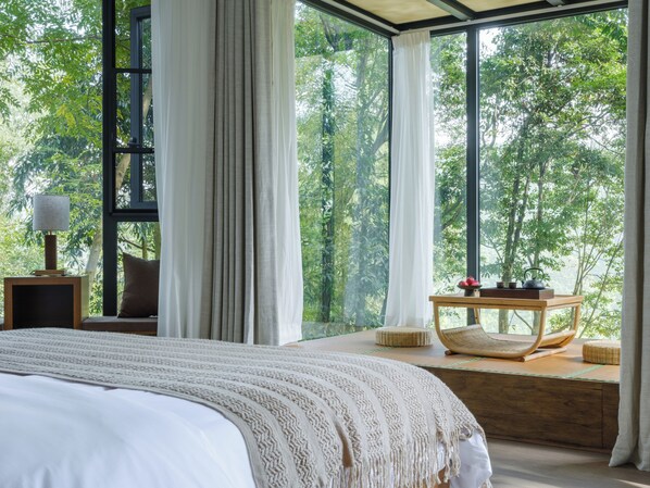 Escritorio, espacio para trabajar con laptop y cortinas blackout 