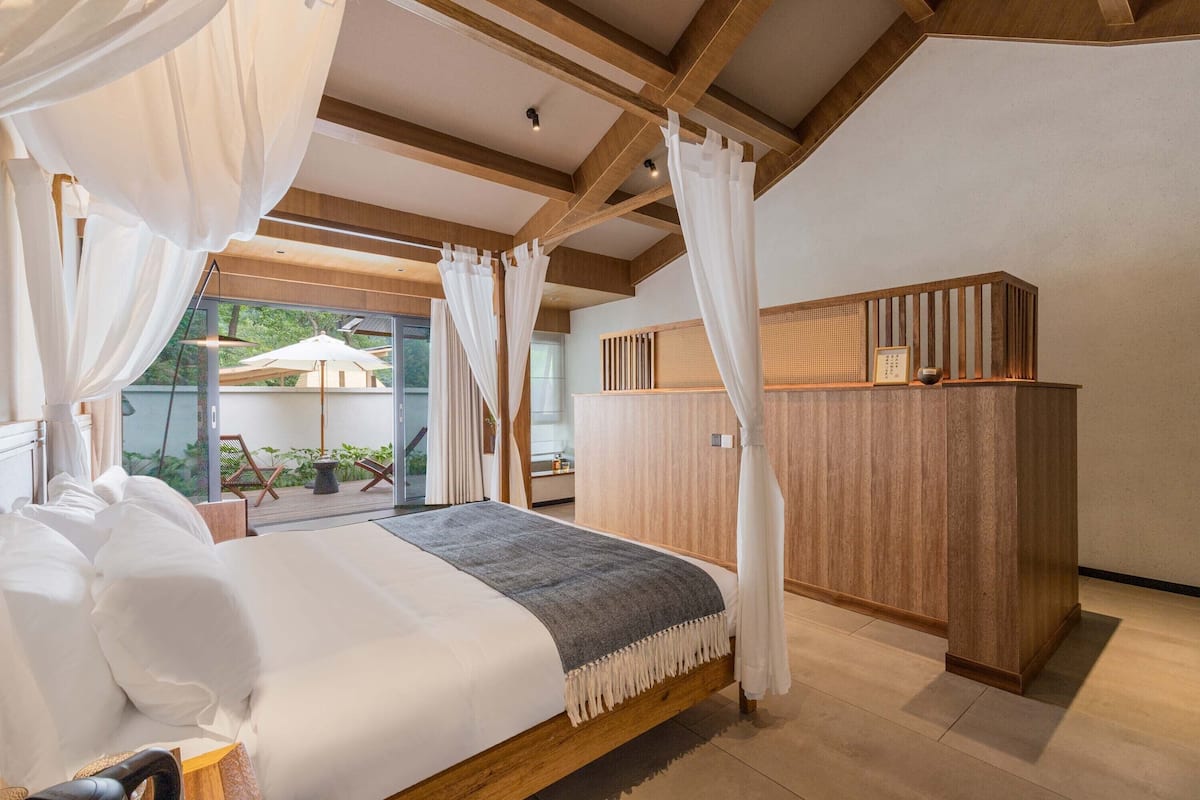 Baita Luxury, vista giardino | Una scrivania, postazione laptop, tende oscuranti, insonorizzazione