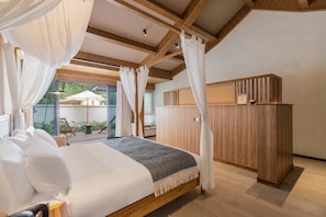 Luxury Cabin, Garden View | Desk, laptop workspace, blackout drapes, soundproofing