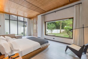 Escritorio, espacio para trabajar con laptop y cortinas blackout 