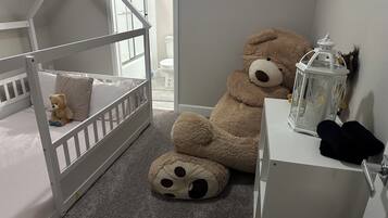 5 bedrooms, iron/ironing board, WiFi, bed sheets