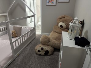 5 bedrooms, iron/ironing board, WiFi, bed sheets
