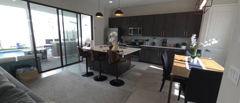 Mikrowelle, Ofen, Herdplatte, Geschirrspüler