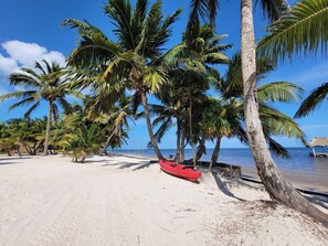 På stranden