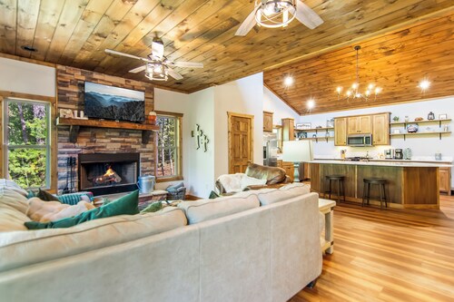 Riverpaw Retreat: Where Nature Meets Luxury