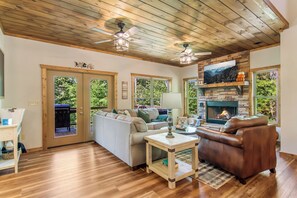 TV, fireplace - Riverpaw Retreat: Where Nature Meets Luxury (Ellijay)