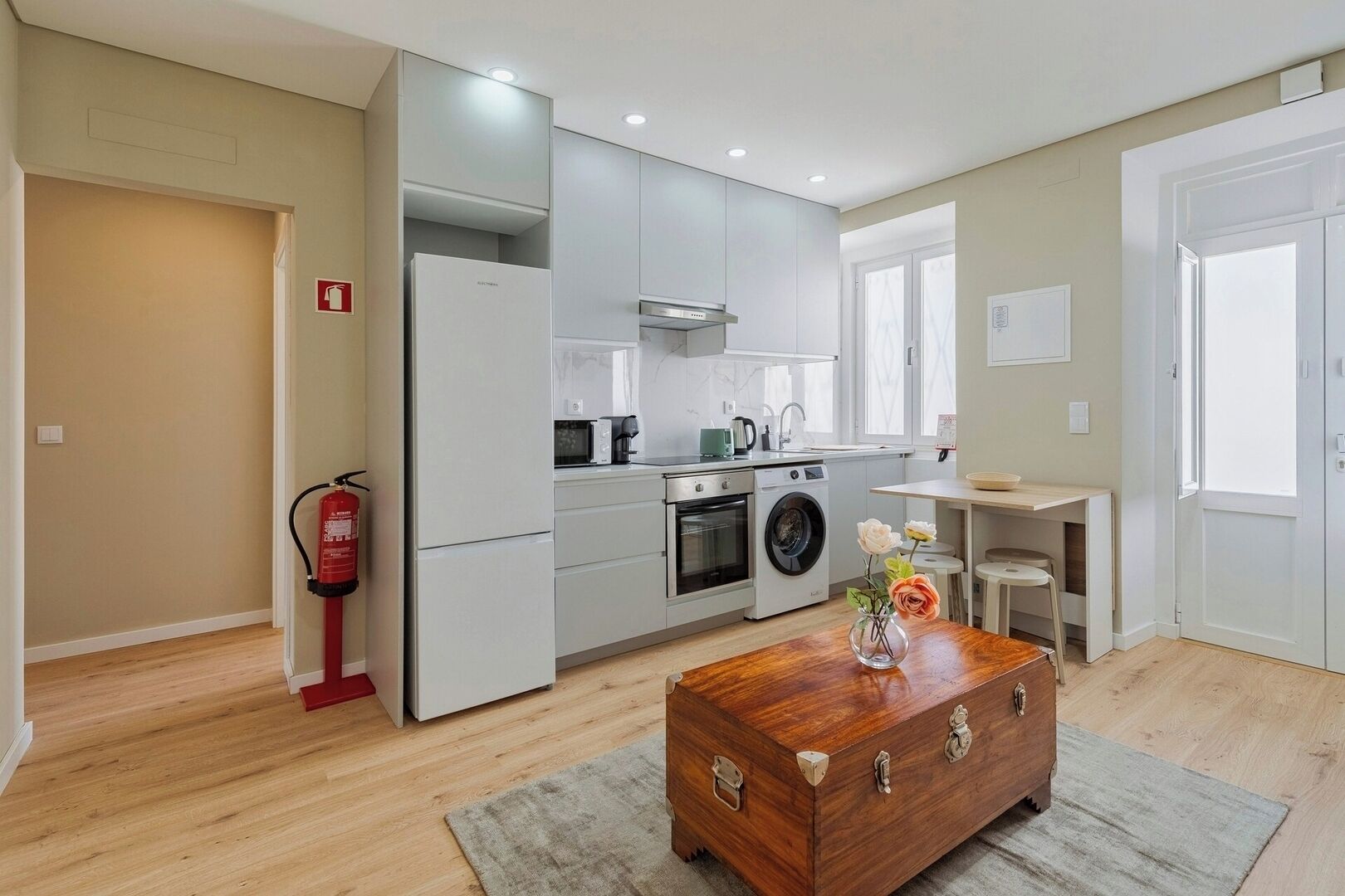 Een koelkast, een magnetron, een oven, een kookplaat