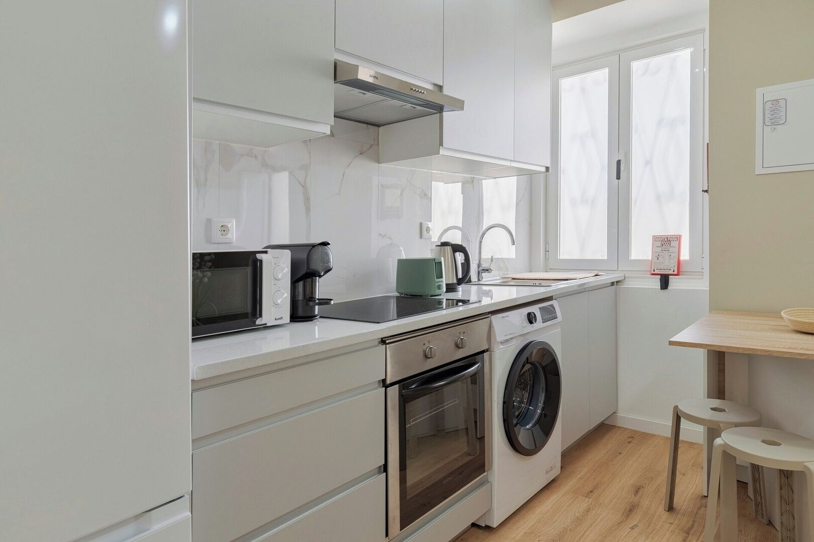 ثلاجة، ميكروويف، فرن، موقد طهي مسطح