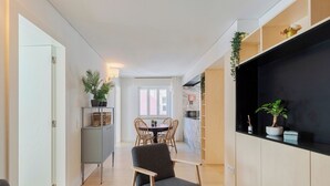 Un appartement moderne comprenant un coin repas, une cuisine et un espace de vie.