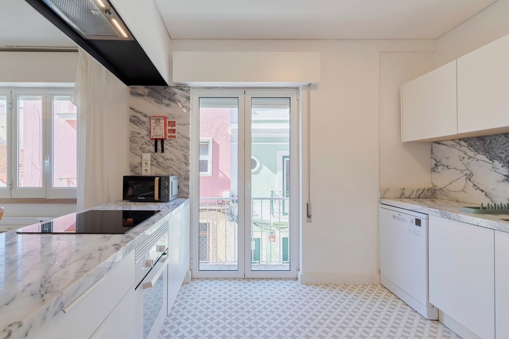 Geladeira, micro-ondas, fogão, cooktop