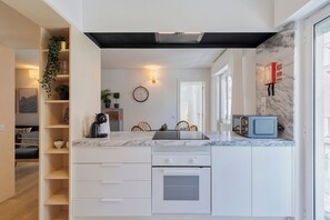 Kühlschrank, Mikrowelle, Ofen, Herdplatte