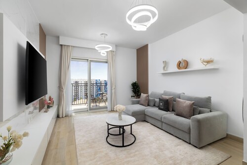 Maison Privee - Sleek Yas Getaway w/ Ferrari World and Canal Views