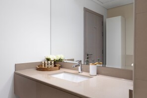 Deluxe Apartment, Non Smoking, Canal View | Bathroom | Shower, free toiletries, bidet, soap
