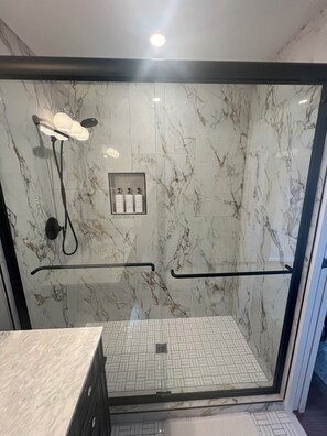 Dusche, Haartrockner, Handtücher, Seife