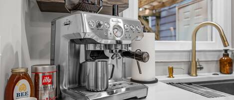 Cafetière/bouilloire, réfrigérateur, micro-ondes, four