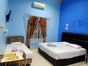 Quarto triplo, sacada, vista para o jardim | Escrivaninha, Wi-Fi de cortesia