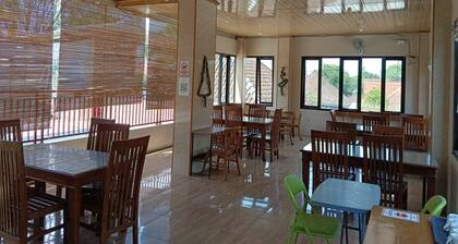 AMALIA Guest House & Cafe