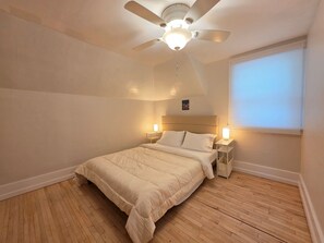 3 bedrooms, desk, WiFi, bed sheets