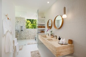 Douche, articles de toilette gratuits, sèche-cheveux, peignoirs