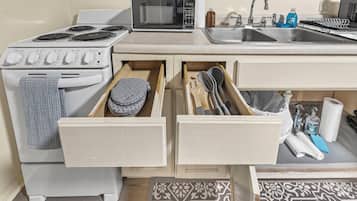 Kühlschrank, Mikrowelle, Ofen, Wasserkocher mit Kaffee-/Teezubehör