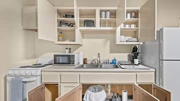 Frigorifero, microonde, forno, piano cottura