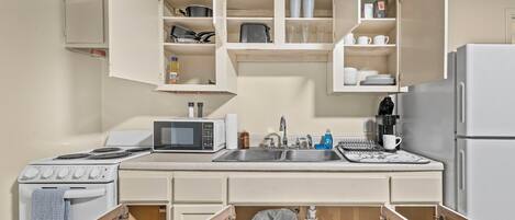 Kühlschrank, Mikrowelle, Ofen, Herdplatte