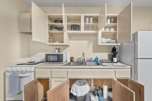 Fridge, microwave, oven, coffee/tea maker