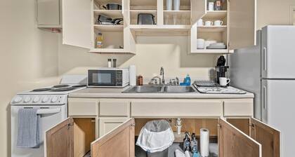 1BR Queen Retreat First Floor Ease & Comfort Wi-Fi