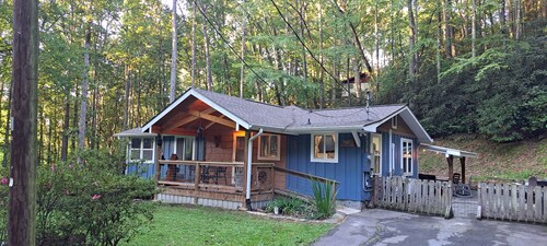Blue Smoke Cottage - Comfortable Cottage in the Mountains - Hot Tub - Fireplace