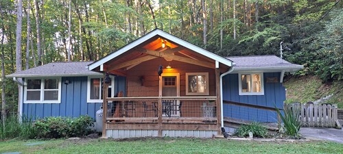 Blue Smoke Cottage - Comfortable Cottage in the Mountains - Hot Tub - Fireplace